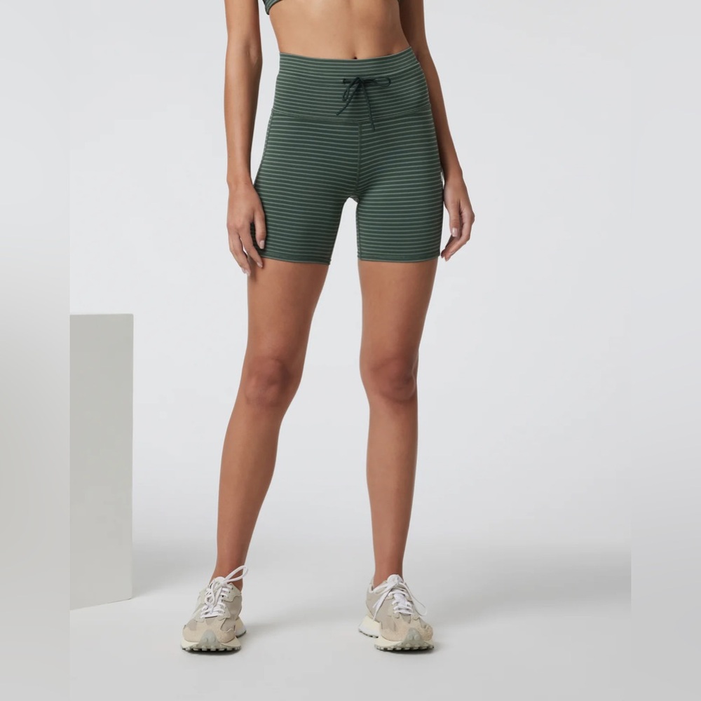 Vuori Stripe Daily Short in Aspen Stripe size XS